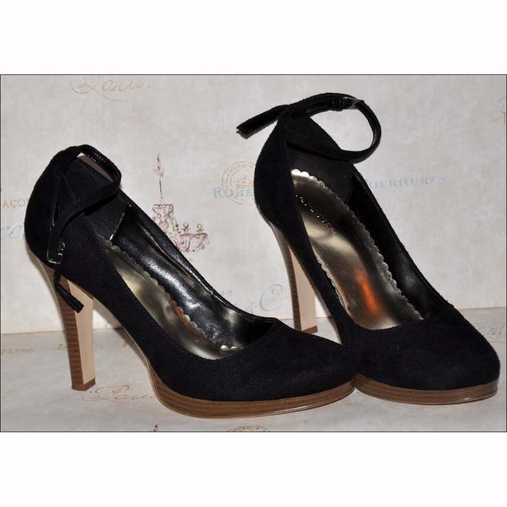 Delicious Low Platform Style Faux Suede & Woodgrain Ankle Buckle Heels - Picture 5 of 6